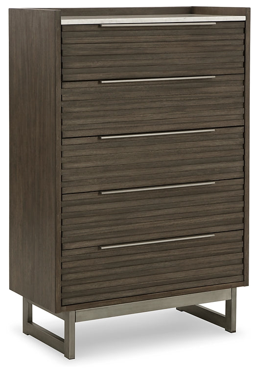 Lit à panneaux Arkenton King avec commode et coffre à miroir
