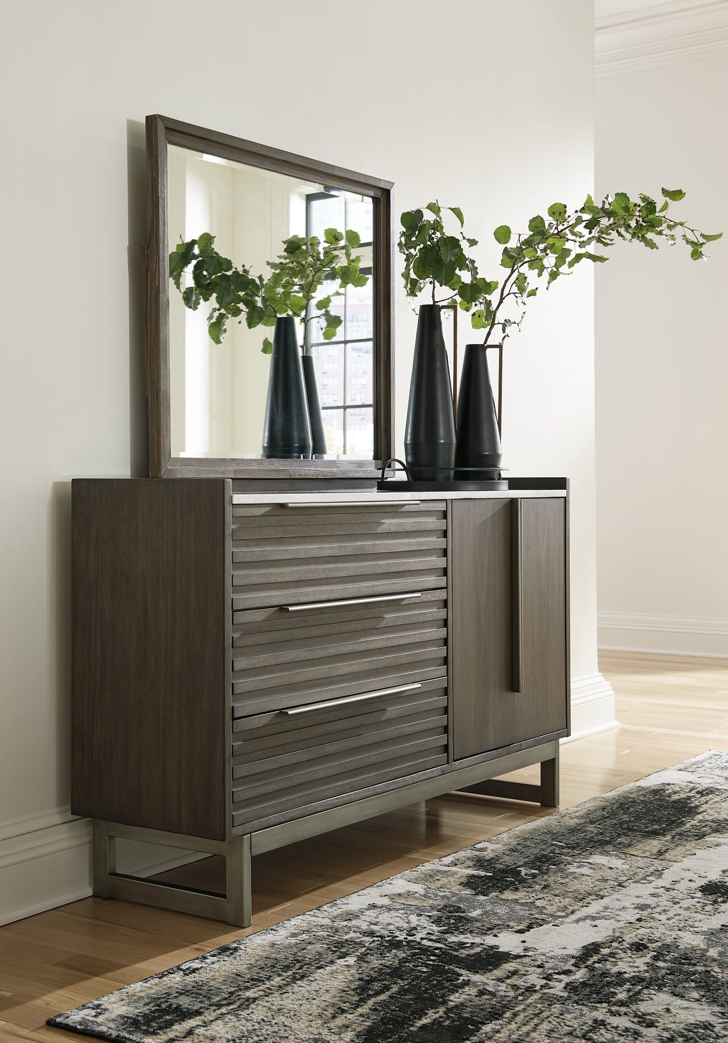 Lit à panneaux Arkenton King avec commode et coffre à miroir