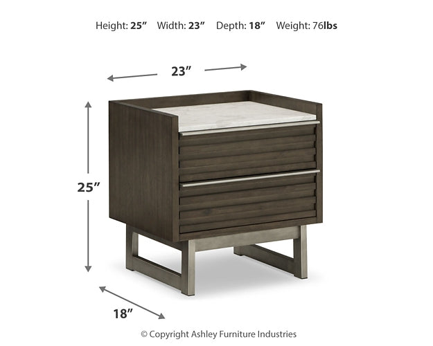 Lit à panneaux Arkenton King avec commode, coffre et table de chevet à miroir